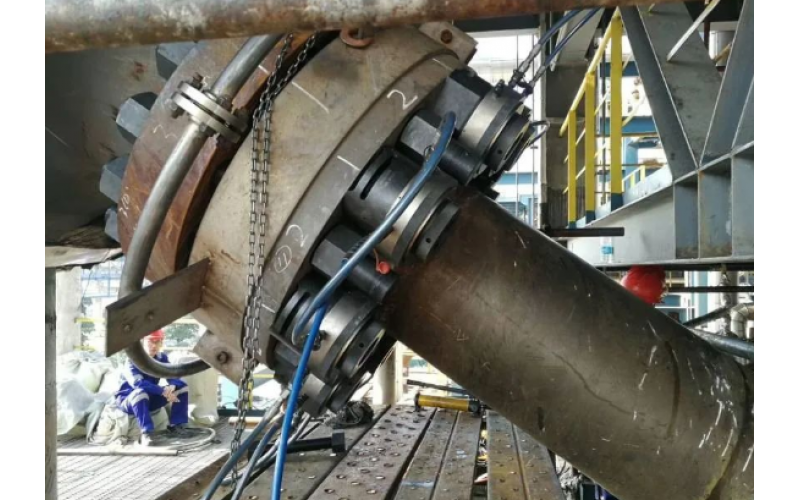 化肥氨合成塔顶盖螺栓预紧客户选用多宝（中国）KWZK液压螺栓拉伸器